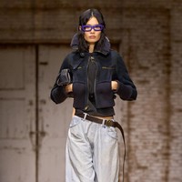 Inilah koleksi Coach untuk musim gugur/dingin 2025 karya Creative Director Stuart Vevers. Dia mewujudkan siluet klasik Amerika yang diinterpretas ulang pada generasi masa kini. Presentasi terbarunya memusatkan komitmen Coach dalam melukis ulang busana ikonis dari merek tersebut dan mengedepankan ekspresi diri serta komunitas.  Dok. Coach.