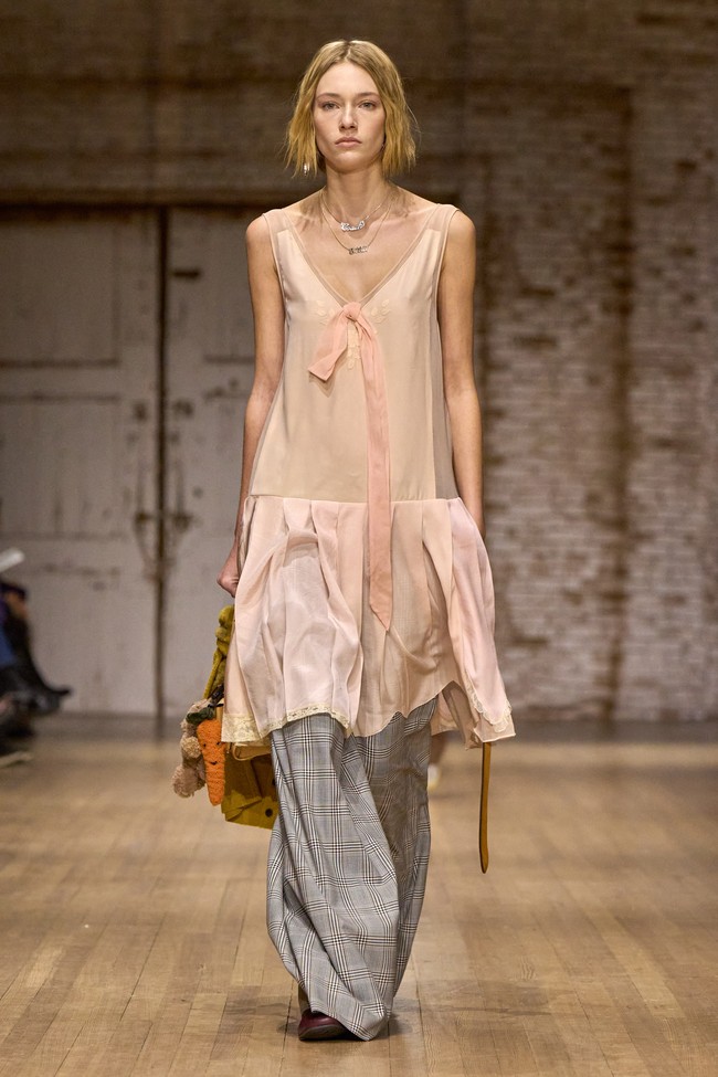 Inilah koleksi Coach untuk musim gugur/dingin 2025 karya Creative Director Stuart Vevers. Dia mewujudkan siluet klasik Amerika yang diinterpretas ulang pada generasi masa kini. Presentasi terbarunya memusatkan komitmen Coach dalam melukis ulang busana ikonis dari merek tersebut dan mengedepankan ekspresi diri serta komunitas.  Dok. Coach.