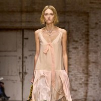 Inilah koleksi Coach untuk musim gugur/dingin 2025 karya Creative Director Stuart Vevers. Dia mewujudkan siluet klasik Amerika yang diinterpretas ulang pada generasi masa kini. Presentasi terbarunya memusatkan komitmen Coach dalam melukis ulang busana ikonis dari merek tersebut dan mengedepankan ekspresi diri serta komunitas.  Dok. Coach.