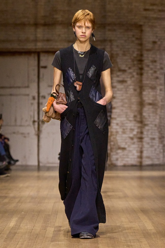 Inilah koleksi Coach untuk musim gugur/dingin 2025 karya Creative Director Stuart Vevers. Dia mewujudkan siluet klasik Amerika yang diinterpretas ulang pada generasi masa kini. Presentasi terbarunya memusatkan komitmen Coach dalam melukis ulang busana ikonis dari merek tersebut dan mengedepankan ekspresi diri serta komunitas. Dok. Coach.