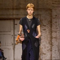 Inilah koleksi Coach untuk musim gugur/dingin 2025 karya Creative Director Stuart Vevers. Dia mewujudkan siluet klasik Amerika yang diinterpretas ulang pada generasi masa kini. Presentasi terbarunya memusatkan komitmen Coach dalam melukis ulang busana ikonis dari merek tersebut dan mengedepankan ekspresi diri serta komunitas. Dok. Coach.