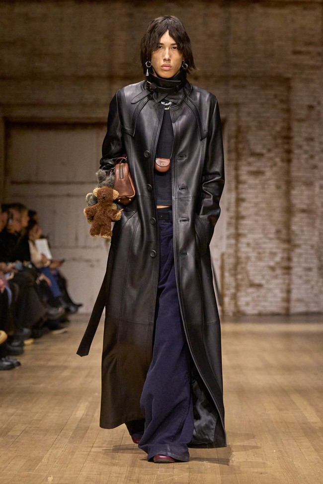 Inilah koleksi Coach untuk musim gugur/dingin 2025 karya Creative Director Stuart Vevers. Dia mewujudkan siluet klasik Amerika yang diinterpretas ulang pada generasi masa kini. Presentasi terbarunya memusatkan komitmen Coach dalam melukis ulang busana ikonis dari merek tersebut dan mengedepankan ekspresi diri serta komunitas.  Dok. Coach.