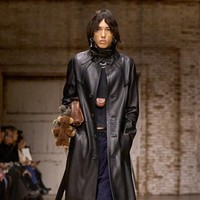 Inilah koleksi Coach untuk musim gugur/dingin 2025 karya Creative Director Stuart Vevers. Dia mewujudkan siluet klasik Amerika yang diinterpretas ulang pada generasi masa kini. Presentasi terbarunya memusatkan komitmen Coach dalam melukis ulang busana ikonis dari merek tersebut dan mengedepankan ekspresi diri serta komunitas.  Dok. Coach.