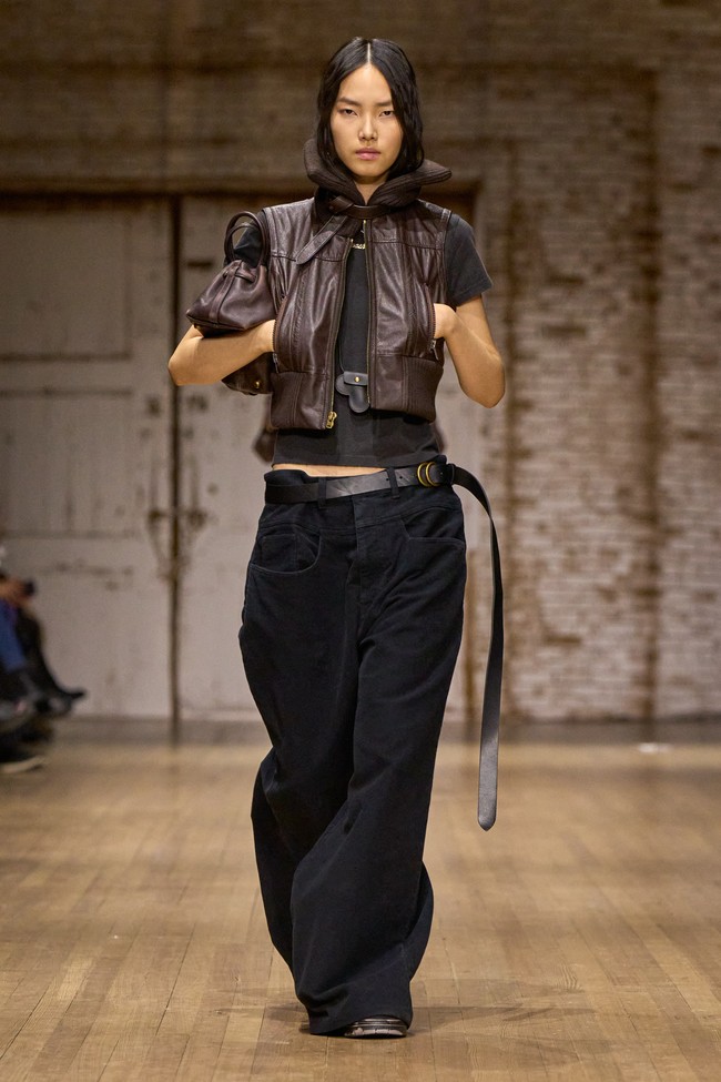 Inilah koleksi Coach untuk musim gugur/dingin 2025 karya Creative Director Stuart Vevers. Dia mewujudkan siluet klasik Amerika yang diinterpretas ulang pada generasi masa kini. Presentasi terbarunya memusatkan komitmen Coach dalam melukis ulang busana ikonis dari merek tersebut dan mengedepankan ekspresi diri serta komunitas.  Dok. Coach.