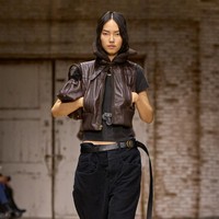 Inilah koleksi Coach untuk musim gugur/dingin 2025 karya Creative Director Stuart Vevers. Dia mewujudkan siluet klasik Amerika yang diinterpretas ulang pada generasi masa kini. Presentasi terbarunya memusatkan komitmen Coach dalam melukis ulang busana ikonis dari merek tersebut dan mengedepankan ekspresi diri serta komunitas.  Dok. Coach.