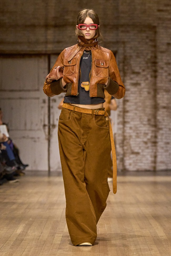 Inilah koleksi Coach untuk musim gugur/dingin 2025 karya Creative Director Stuart Vevers. Dia mewujudkan siluet klasik Amerika yang diinterpretas ulang pada generasi masa kini. Presentasi terbarunya memusatkan komitmen Coach dalam melukis ulang busana ikonis dari merek tersebut dan mengedepankan ekspresi diri serta komunitas.  Dok. Coach.