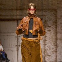 Inilah koleksi Coach untuk musim gugur/dingin 2025 karya Creative Director Stuart Vevers. Dia mewujudkan siluet klasik Amerika yang diinterpretas ulang pada generasi masa kini. Presentasi terbarunya memusatkan komitmen Coach dalam melukis ulang busana ikonis dari merek tersebut dan mengedepankan ekspresi diri serta komunitas.  Dok. Coach.