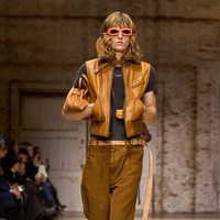 Inilah koleksi Coach untuk musim gugur/dingin 2025 karya Creative Director Stuart Vevers. Dia mewujudkan siluet klasik Amerika yang diinterpretas ulang pada generasi masa kini. Presentasi terbarunya memusatkan komitmen Coach dalam melukis ulang busana ikonis dari merek tersebut dan mengedepankan ekspresi diri serta komunitas.  Dok. Coach.