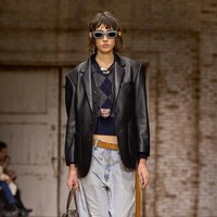 Inilah koleksi Coach untuk musim gugur/dingin 2025 karya Creative Director Stuart Vevers. Dia mewujudkan siluet klasik Amerika yang diinterpretas ulang pada generasi masa kini. Presentasi terbarunya memusatkan komitmen Coach dalam melukis ulang busana ikonis dari merek tersebut dan mengedepankan ekspresi diri serta komunitas. Dok. Coach.