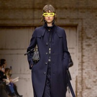 Inilah koleksi Coach untuk musim gugur/dingin 2025 karya Creative Director Stuart Vevers. Dia mewujudkan siluet klasik Amerika yang diinterpretas ulang pada generasi masa kini. Presentasi terbarunya memusatkan komitmen Coach dalam melukis ulang busana ikonis dari merek tersebut dan mengedepankan ekspresi diri serta komunitas. Dok. Coach.