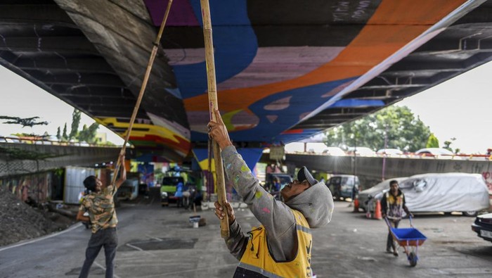 Warga melintas di kawasan penataan kolong Jembatan Layang Mochtar Kusumaatmadja di Tamansari, Bandung, Jawa Barat, Rabu (12/2/2025). Pemerintah Provinsi Jawa Barat menargetkan penataan kawasan kolong jalan layang tersebut akan selesai pada April mendatang yang mencakup enam zona penataan serta diharapkan mampu menjadi ikon baru Kota Bandung sekaligus memberikan manfaat nyata bagi masyarakat.