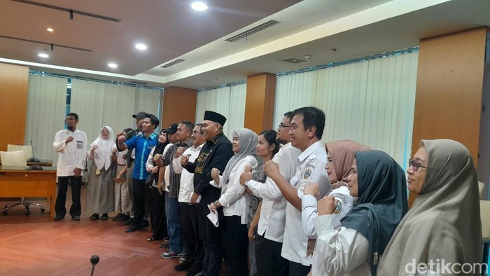 Komisi E DPRD Sumut, Disdik Sumut, dan orang tua siswa SMK Negeri 10 Medan berfoto usai RDP (Nizar Aldi/detikSumut)