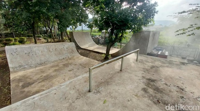 Komunitas skate keluhkan skate park tak layak di taman hutan Kota Batu Komunitas skate keluhkan skate park tak layak di taman hutan Kota Batu
