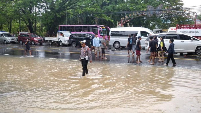 Kondisi kemacetan di Maros imbas banjir.