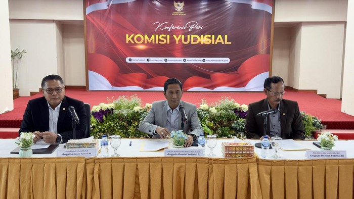 Ketua Bidang Sumber Daya Manusia, Advokasi, Hukum, Penelitian dan Pengembangan, Binziad Kadafi; Jubir KY, Mukti Fajar; Ketua Bidang Pengawasan Hakim dan Investigasi, Joko Sasmito