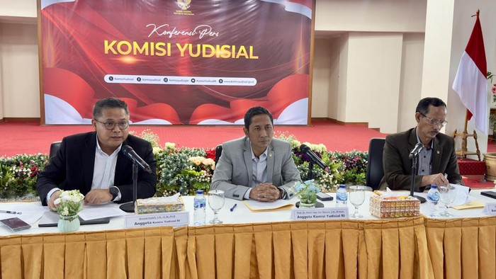 Ketua Bidang Sumber Daya Manusia, Advokasi, Hukum, Penelitian dan Pengembangan, Binziad Kadafi; Jubir KY, Mukti Fajar; Ketua Bidang Pengawasan Hakim dan Investigasi, Joko Sasmito,