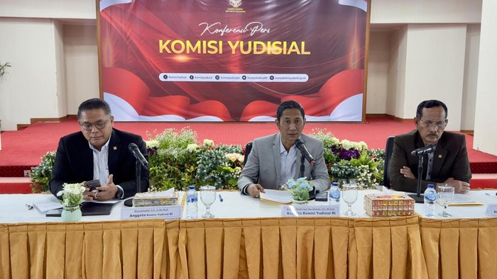 Ketua Bidang Sumber Daya Manusia, Advokasi, Hukum, Penelitian dan Pengembangan, Binziad Kadafi; Jubir KY, Mukti Fajar; Ketua Bidang Pengawasan Hakim dan Investigasi, Joko Sasmito