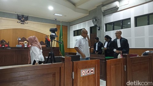 Dua terdakawa dugaan korupsi pembangunan shelter tsunami Lombok, Agus Herijanto dan Aprialely Nirmala di PN Mataram, Rabu (12/2/2025). (Edi Suryansyah/detikBali)