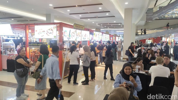 Suasana atrium Solo Paragon Mall yang menggelar festival cap Gomeh, Rabu (12/2/2025).