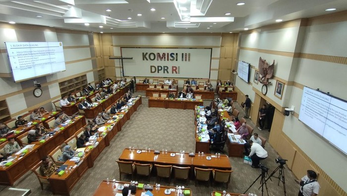 KY Rapat dengan Komisi III DPR RI