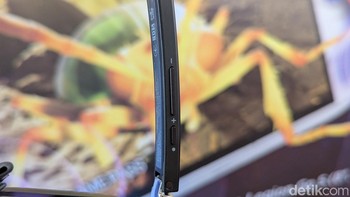 Ada juga tombol volume di tangkai sebelah kanan untuk memudahkan kontrol volume. Foto: Virgina Maulita Putri/detikINET