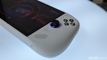 Di sisi kanan layar terdapat tombol ABXY, joystick, Legion Space, dan menu. Tepat di bawahnya terdapat trackpad berbentuk kotak dan speaker. Foto: Virgina Maulita Putri/detikINET