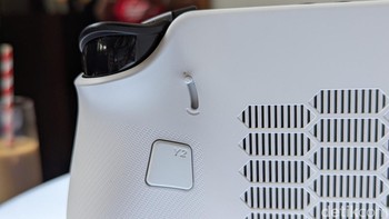 Lenovo juga menyertakan tombol Y1 dan Y2, serta switch untuk menyesuaikan kedua tombol trigger yang ada di punggung konsol. Foto: Virgina Maulita Putri/detikINET