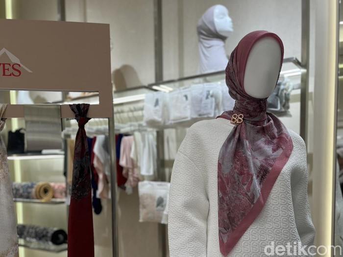 LindaAnggrea, CEO Buttonscarves menjelaskan padu padan busana liburan musim dingin untuk para hijabers.