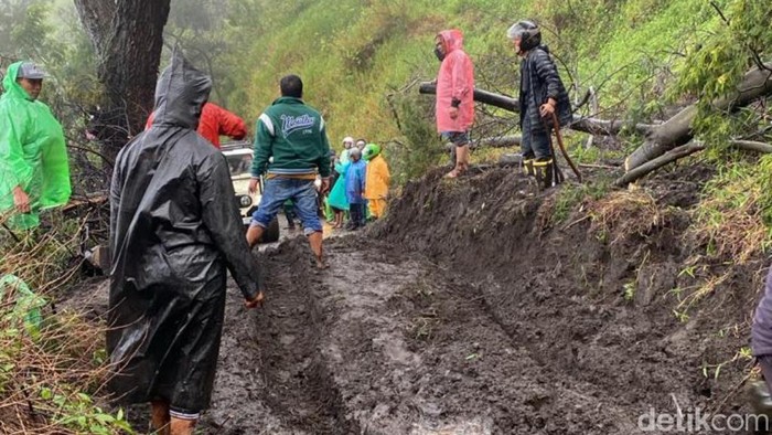 Longsor di akses menuju lautan pasir Gunung Bromo