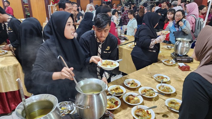 Lontong Cap Go Meh di Kelenteng Eng An Kiong Malang Lontong Cap Go Meh di Kelenteng Eng An Kiong Malang