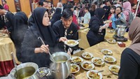 Biasanya warga Tionghoa Indonesia merayakannya dengan makan hidangan lontong Cap Go Meh. Warna kuning keemasan pada lontong ini dianggap sebagai simbol kemakmuran dan kekayaan. Sama seperti dalam perayaan Imlek, warna emas atau kuning merupakan warna keberuntungan.