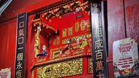 Ada pula Wayang Potehi di Kelenteng Eng An Kiong Malang. Traveler dapat melihatnya dari tanggal 8 Februari sampai dengan 4 Maret 2025 dan berlokasi di pelataran utama. Jam pertunjukannya dari pukul 15.30-17.00 WIB dan 19.00-21.00 WIB.