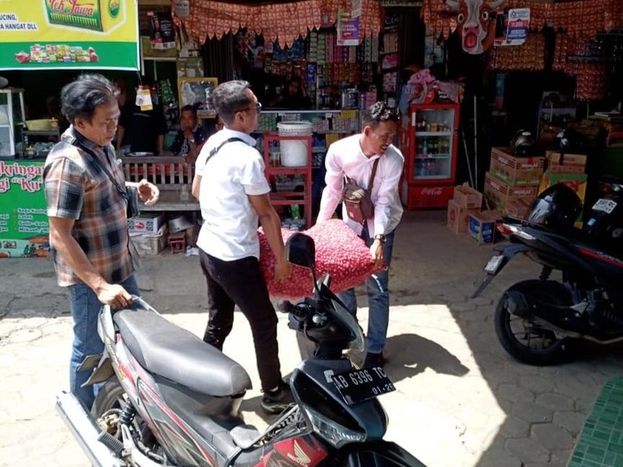 Polisi saat menyita bawang merah curian di Pasar Wates, Kulon Progo, Selasa (12/2/2025).