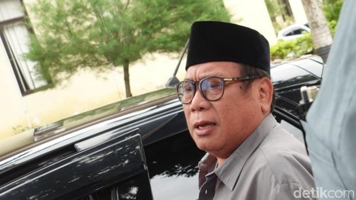 Mantan Bupati Lombok Tengah Suhaili Fadil Tohir atau Abah Uhel seusai diperiksa oleh penyidik Direktorat Reserse Kriminal Umum (Ditreskrimum) Polda NTB, Rabu (12/2/2025).