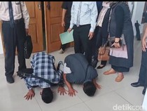 Video Marno Tukang Sayur Sujud Syukur Usai Bitner Cabut Gugatan Rp 540 Juta