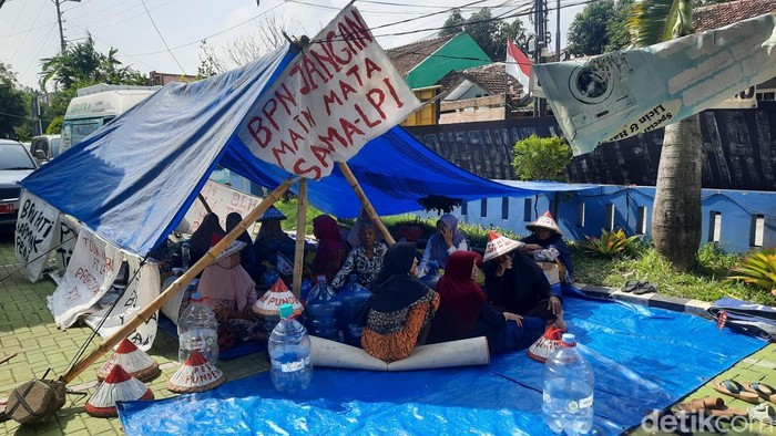 Massa bertahan di depan kantor ATR/BPN Pati, Rabu (12/2/2025).