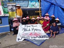 Sempat Dirobohkan, Petani Pundenrejo Kembali Dirikan Tenda di Kantor BPN Pati