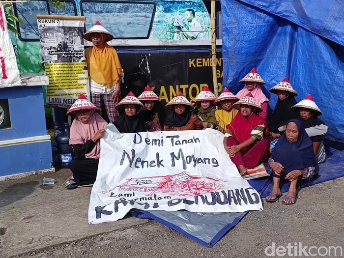 Massa Pundenrejo saat kembali mendirikan tenda di depan kantor ATR/BPN Pati, Rabu (12/2/2025).