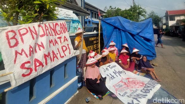 Massa Pundenrejo saat kembali mendirikan tenda di depan kantor ATR/BPN Pati, Rabu (12/2/2025).
