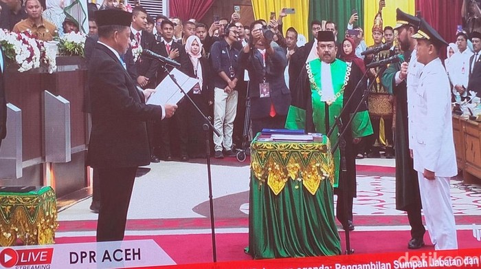 Mendagri Muhammad Tito Karnavian melantik Muzakir Manaf alias Mualem-Fadhlullah Dek Fadh sebagai gubernur dan wakil gubernur Aceh periode 2025-2030. (Foto: Agus Setyadi/detikSumut).