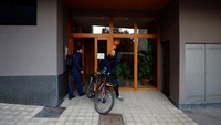 Di negara tempat usia rata-rata pembeli rumah pertama kali telah meningkat menjadi 41 tahun menurut penelitian oleh situs web real estate Fotocasa, Jordi Carbo, seorang arsitek di Cel Obert, sebuah koperasi yang berfokus pada pembangunan kolektif, mengatakan bahwa hunian bersama akan membantu mengurangi spekulasi.  