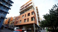 Di tengah krisis perumahan di Spanyol, yang ditandai dengan kenaikan harga dan meningkatnya kesulitan bagi kaum muda untuk memasuki pasar properti, alternatif hunian bersama seperti koperasi Cirerers di Barcelona semakin populer sebagai pilihan yang lebih terjangkau.