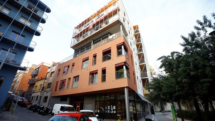 Mengintip Hunian Bersama di Barcelona yang Semakin Populer General view of the Cireres cooperative housing building in Barcelona, Spain, January 20, 2025. REUTERS/ Albert Gea