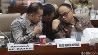 Menteri Koperasi Budi Arie Setiadi (kanan) bersama Wakil Menteri Koperasi Ferry Juliantono (kedua kanan) saat mengikuti rapat kerja dengan Komisi VI DPR di Kompleks Parlemen, Senayan, Jakarta, Rabu (12/2/2025).