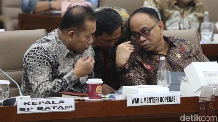 Menkop Sampaikan 1.235 Orang Penyuluh Bakal Kena PHK Menteri Koperasi (Menkop) Budi Arie Setiadi ikuti rapat kerja dengan Komisi VI DPR. Ia menyampaikan ada 1.235 Petugas Penyuluh Koperasi Lapangan (PPKL) terkena PHK.