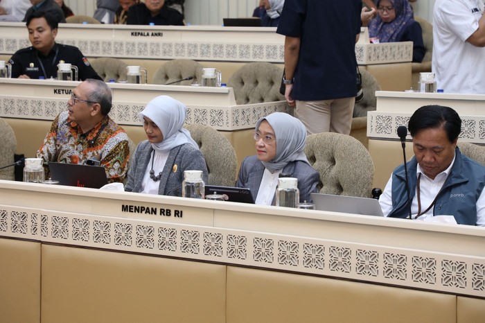 MenPAN-RB Rini Widyantini Rapat Kerja dengan Komisi II DPR RI