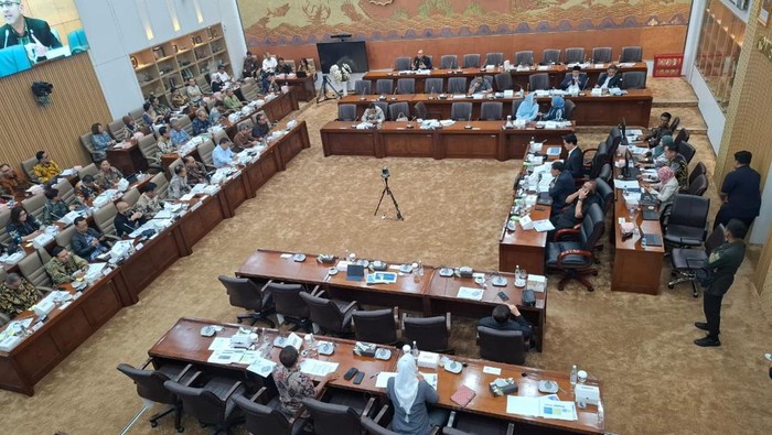 Menteri Koperasi (Menkop) Budi Arie Setiadi dalam Rapat Kerja dengan Komisi VI DPR RI.