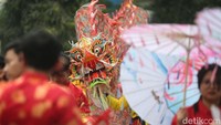 Festival ini menghadirkan berbagai pertunjukan seni khas Tionghoa. 