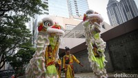 Mengutip dari buku Perayaan Tionghoa di Indonesia oleh Alex Cheung, dkk., disampaikan bahwa Cap Go Meh dulunya disebut sebagai 15 Cia-gwee atau 15 Zheng yue. Waktu tersebut dipercaya oleh sebagian orang Tiongkok sebagai hari buang sial. Inilah yang membuat sejak dahulu, Cap Go Meh dirayakan dengan pergi keluar rumah untuk sekadar berjalan-jalan. 