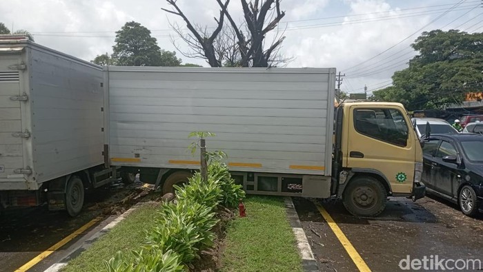 Mobil boks terobos median Jalan Perintis Kemerdekaan Makassar.